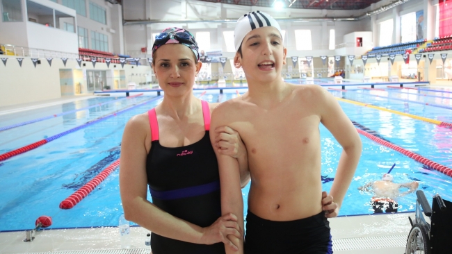 Otizmli oğluyla birlikte yüzme dersleri alan örnek anne